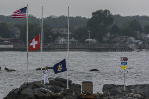 While playing the Swiss National Hymne, the Marines raise the Swiss Flag. _RPA3175