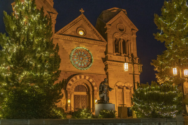 Let's go for a stroll through Santa Fe in the evening. First stop at the Cathedral Basilica of St. Francis of Assisi.